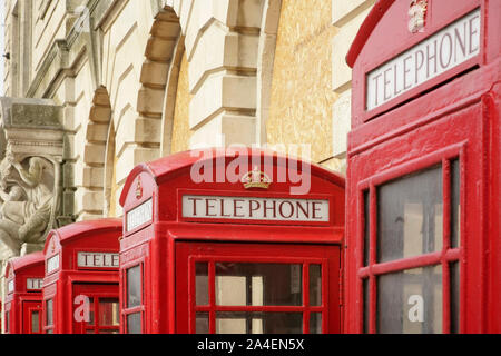 Reihe der traditionellen roten Telefonzellen außerhalb der Main Post Office, Blackpool, Großbritannien. Stockfoto