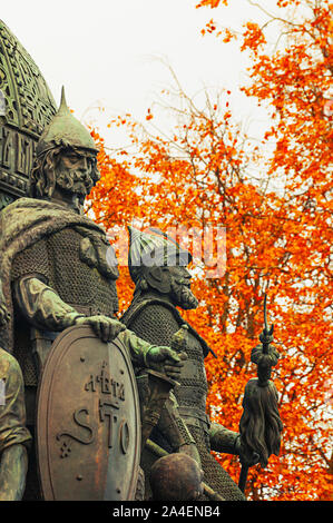 Weliki Nowgorod Russland - 11. Oktober 2019. Skulpturen des ersten Prinz Rurik und Dmitri Donskoi am Denkmal Millennium von Russland in Weliki Novg Stockfoto