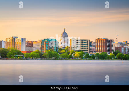 Madison, Wisconsin, USA Downtown Skyline in der Dämmerung auf den See Monona. Stockfoto