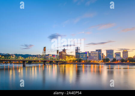 Portland, Oregon, USA die Skyline in der Dämmerung auf dem Willamette River. Stockfoto