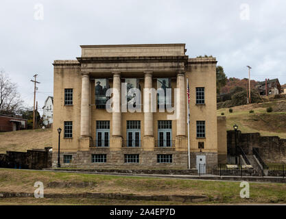 Dieses Gebäude in der notleidenden Appalachian Berge Stadt Kimball im südlichen West Virginia ist ungewöhnlich, aus zwei Gründen: Der Stadt Weltkrieg Denkmal, es ist einer der wenigen großen Denkmäler, Statuen, gegen diejenigen, die im Zweiten Weltkrieg gedient habe, die seine Erbauer angenommen, würden die einzige Welt Krieg. Zweitens, das Gebäude, im Jahre 1927 entworfen von West Virginia Architekt Hassell T. Hicks, wurde ein Jahr später speziell für Afro-amerikanische Veteranen des Großen Krieges gewidmet ist. Afrikaner - vertreten, so viel wie 35 Prozent der Belegschaft McDowell County Kohlebergwerke, mit 1.500 vo Stockfoto