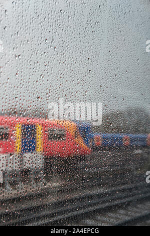 Regen Tropfen auf s-bahn Fenster - close-up, Stockfoto