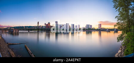 Portland, Oregon, USA die Skyline in der Dämmerung auf dem Willamette River. Stockfoto