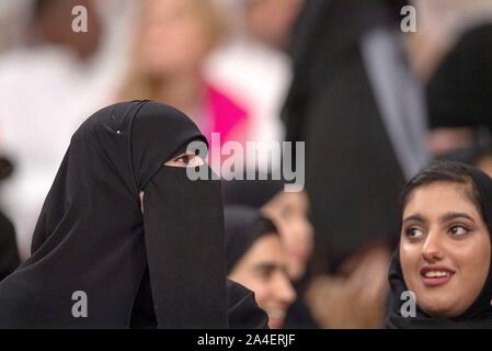 Doha, Katar. 06 Okt, 2019. Funktion, Make-up-Frau Trägt einen Niqab, am 06.10.2019 Leichtathletik WM 2019 in Doha/Katar, vom 27.09. - 10.10.2019. | Verwendung der weltweiten Kredit: dpa/Alamy leben Nachrichten Stockfoto