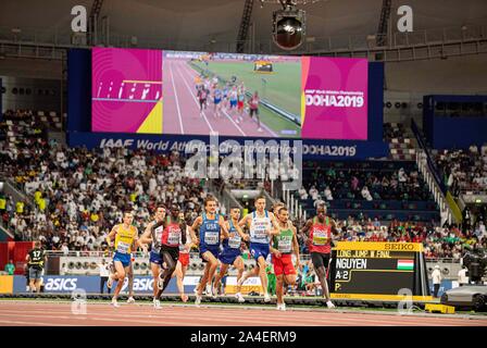 Doha, Katar. 06 Okt, 2019. Funktion, Feld, Pulka, von vorne Sieger Timothy Cheruiyot (KEN/1. Platz), Taoufik Makhloufi (ALG/Platz 2), Neil Gourley (GBR), Final 1500m Männer 06.10.2019 Leichtathletik WM 2019 in Doha/Katar, vom 27.09. - 10.10.2019. | Verwendung der weltweiten Kredit: dpa/Alamy leben Nachrichten Stockfoto