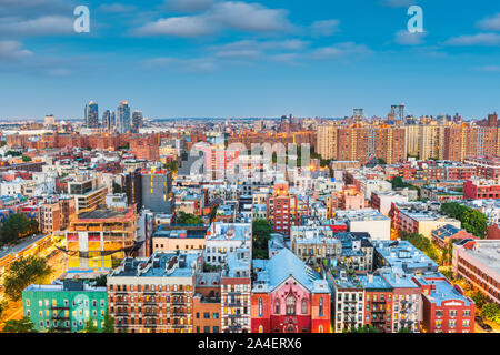 Lower East Side Luftaufnahme in Richtung Brooklyn bei Dämmerung in New York, New York, USA. Stockfoto