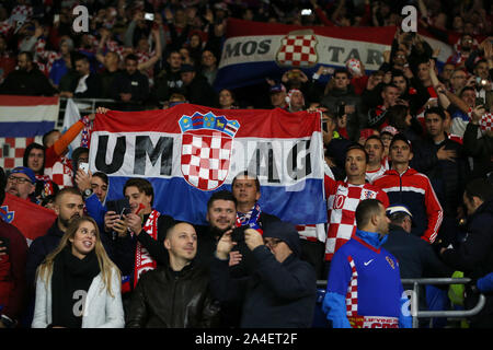 Cardiff, Großbritannien. 13 Okt, 2019. Kroatien Fans auf. UEFA Euro 2020 Qualifier match, Wales v Kroatien in Cardiff City Stadium in Cardiff, South Wales am Sonntag, den 13. Oktober 2019. pic von Andrew Obstgarten/Andrew Orchard sport Fotografie/Alamy live Nachrichten Leitartikel nur mit der Credit: Andrew Orchard sport Fotografie/Alamy leben Nachrichten Stockfoto