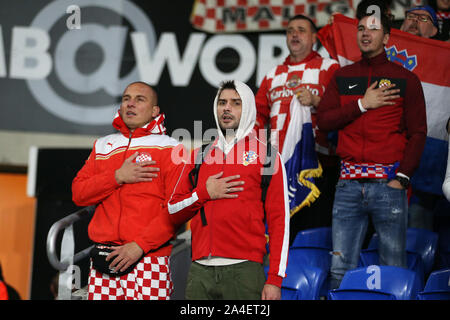 Cardiff, Großbritannien. 13 Okt, 2019. Kroatien Fans auf. UEFA Euro 2020 Qualifier match, Wales v Kroatien in Cardiff City Stadium in Cardiff, South Wales am Sonntag, den 13. Oktober 2019. pic von Andrew Obstgarten/Andrew Orchard sport Fotografie/Alamy live Nachrichten Leitartikel nur mit der Credit: Andrew Orchard sport Fotografie/Alamy leben Nachrichten Stockfoto