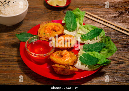 Knusprige Reis Pfannkuchen mit Garnelen, vietnamesische Minze oder Banh khot, Khot Kuchen Stockfoto