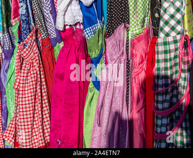 Viele dirndl Kleider Kostüme auf dem Oktoberfest Stockfoto