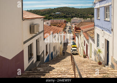 Steile Stufen in der historischen Stadt Silves in Portugal, einst die Hauptstadt der Algarve Stockfoto