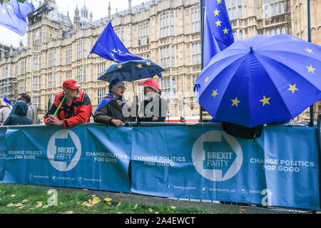 London, UK, 14. Oktober 2019. Brexit Partei und Pro bleiben Unterstützer mit Banner und Schilder außerhalb des Parlaments demonstrieren im Anschluss an die Ausführungen des von Ihrer Majestät Königin Elizabeth II. das Gesetzgebungsprogramm der Regierung vorgestellt. Credit: Amer ghazzal/Alamy leben Nachrichten Stockfoto