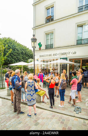 Die Teilnehmer einer Führung vor 'Shakespeare und Unternehmen "Buchhandlung, Cafe Stockfoto