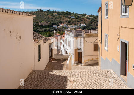 Steilen gepflasterten Schritte in der historischen Stadt Silves in Portugal, einst die Hauptstadt der Algarve Stockfoto