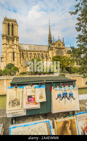 Antiquarische Buchhändler, bouquiniste ausgeht, mit Notre Dame Kathedrale im Hintergrund Stockfoto