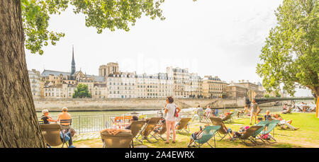 Paris Plages, entspannen Sie im Liegestühlen am Ufer der Seine. Stockfoto