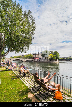 Paris Plages, entspannen Sie im Liegestühlen am Ufer der Seine. Stockfoto