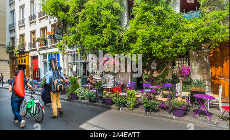 Street Scene vor der portugiesischen Wein Bar, Food Supply Store und Sidewalk Cafe'talego' Stockfoto