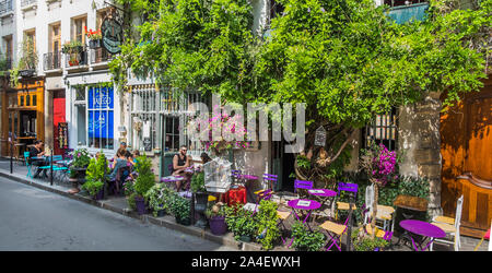 Street Scene vor der portugiesischen Wein Bar, Food Supply Store und Sidewalk Cafe'talego' Stockfoto