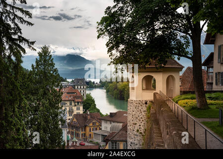 Blick von der Burg mit Altstadt, die Aare und den Thunersee, Thun, Berner Oberland, Schweiz, Europa Stockfoto