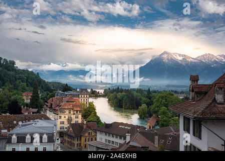 Blick von der Burg mit Altstadt, die Aare und den Thunersee, Thun, Berner Oberland, Schweiz, Europa Stockfoto