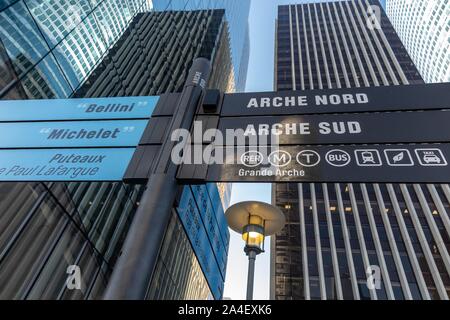 Zeichen FÜR DIE GRANDE ARCHE, nach Norden und nach Süden, GRANDE ARCHE METRO STATION, GEBÄUDE UND TÜRME VON PARIS - LA DÉFENSE, Puteaux, Frankreich Stockfoto