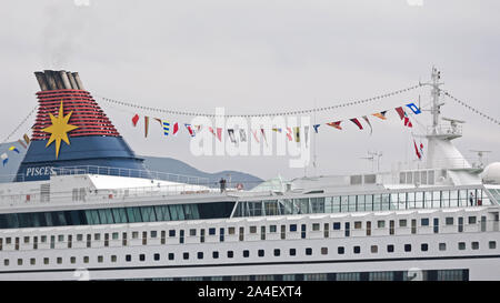 Hong Kong, China - 23. April 2017: Star Cruises Schiff Oberdeck mit Fahnen in Hongkong, China. Stockfoto