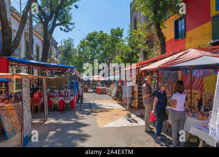 Marktstände und Cafés auf Magallanes, El Caminito, La Boca, Buenos Aires, Argentinien Stockfoto