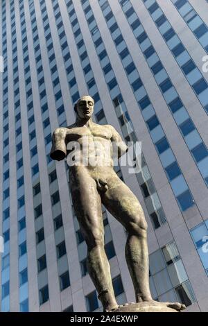 Ikarus SKULPTUR DES KÜNSTLERS IGOR MITORAJ 1999, Leonard de Vinci Universität, PARIS LA DEFENSE, Courbevoie, Frankreich Stockfoto