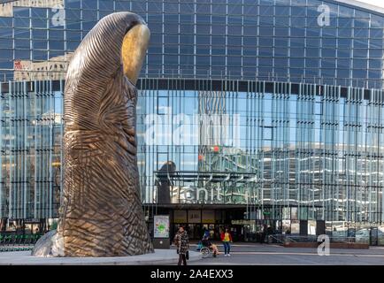 Der Daumen, Skulptur von CESAR BALDACCINI, 12 Meter hohe VERVIELFÄLTIGUNG DES WERKES IM JAHR 1965 GESCHAFFEN, DIE DIE VORDERSEITE DES CNIT PARIS - LA DÉFENSE, Puteaux, Frankreich Stockfoto