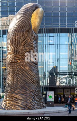 Der Daumen, Skulptur von CESAR BALDACCINI, 12 Meter hohe VERVIELFÄLTIGUNG DES WERKES IM JAHR 1965 GESCHAFFEN, DIE DIE VORDERSEITE DES CNIT PARIS - LA DÉFENSE, Puteaux, Frankreich Stockfoto