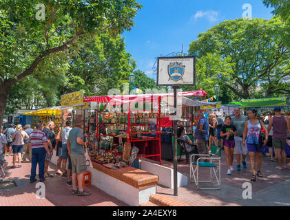 Die Feria de San Telmo, einem Sonntag Markt in der Plaza Dorrego, San Telmo, Buenos Aires, Argentinien Stockfoto