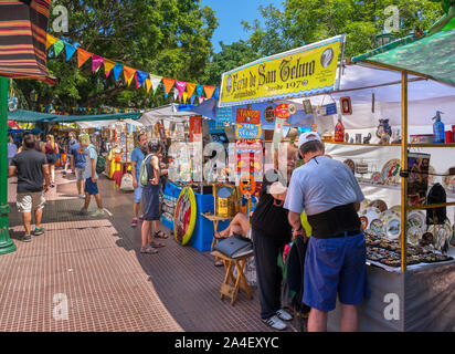 Die Feria de San Telmo, einem Sonntag Markt in der Plaza Dorrego, San Telmo, Buenos Aires, Argentinien Stockfoto