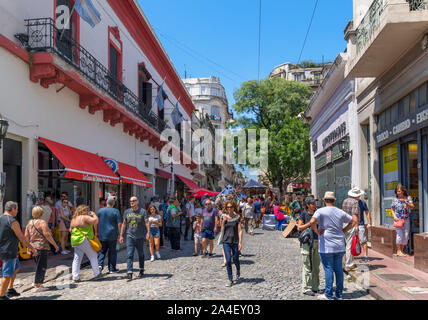 Defensa, einer kopfsteingepflasterten Straße im Stadtteil San Telmo, Buenos Aires, Argentinien Stockfoto