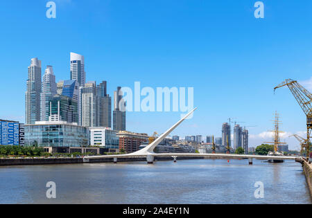 Puerto Madero Waterfront mit Blick auf die Puente de La Mujer Fußgängerbrücke, Buenos Aires, Argentinien Stockfoto