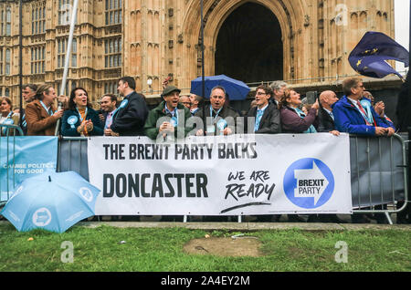 London, UK, 14. Oktober 2019. Brexit Partei Unterstützer mit Banner und Schilder außerhalb des Parlaments demonstrieren im Anschluss an die Ausführungen des von Ihrer Majestät Königin Elizabeth II. das Gesetzgebungsprogramm der Regierung vorgestellt. Credit: Amer ghazzal/Alamy leben Nachrichten Stockfoto