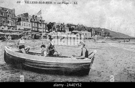 Junge Frauen auf einem Boot, Strand von Villers-sur-Mer während der Roaring Twenties, Normandie, Frankreich Stockfoto