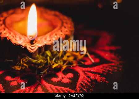 Schöne irdene Lampe in Diwali mit roten Rangoli Design und Blumen Hingabe und Diwali Konzept Stockfoto