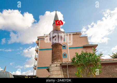 Die türkische Flagge Dateien in einem steifen Wind in der Nähe von einem Minarett im Stadtteil Sultanahmet in Istanbul, Türkei Stockfoto