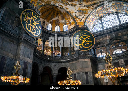 Blick auf die Decke und die obere Ebene des Inneren der Hagia Sophia Museum, eine ehemalige Moschee in Istanbul, Türkei. Stockfoto