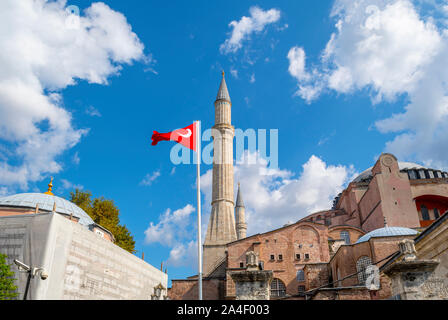 Die türkische Flagge vor der Kuppel und Minarett der alten Hagia Sophia Museum im historischen Stadtteil Sultanahmet, Istanbul, Türkei Stockfoto