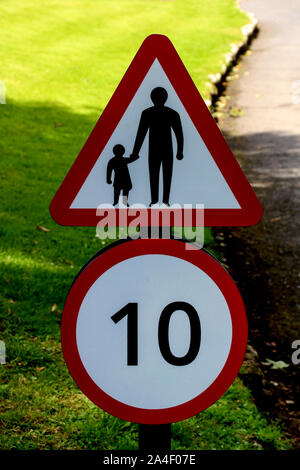 Geschwindigkeit und Kinder wandern Warnschild auf einer Landstraße Stockfoto