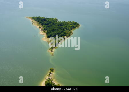 Luftaufnahme von einer Insel in Lavon Lake, Texas, USA. See Lavon ist ein frisches Wasser Reservoir in Collin County, Teil der Dallas Metropolitan Area. Stockfoto