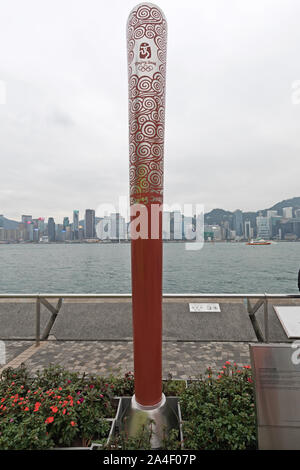 Kowloon, Hong Kong - 23. April 2017: Beijing 2008 Olympischen Spiele Denkmal am Victoria Harbour, Hongkong, China. Stockfoto