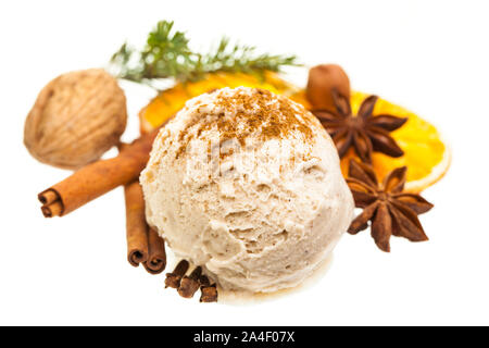 Ein Weihnachten Kugel Zimt Eiscreme mit Gewürzen Stockfoto