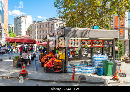 Touristen und Türken besuchen Sie einen Markt mit Obst, Produkte und Lebensmittel im Stadtteil Galata in der Nähe der Brücke und das Goldene Horn in Istanb Stockfoto