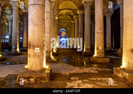 Die alten, unterirdischen Basilika Zisterne, (Yerebatan), im historischen Stadtteil Sultanahmet, Istanbul, Türkei Stockfoto