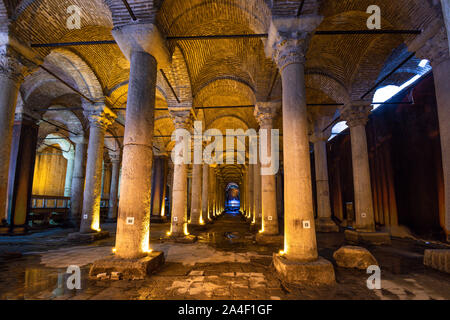 Die alten, unterirdischen Basilika Zisterne, (Yerebatan), im historischen Stadtteil Sultanahmet, Istanbul, Türkei Stockfoto