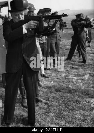 Winston Churchill feuert ein Thompson Maschinengewehr. Auch das Schießen tommy Pistole ist General Eisenhower. März 1944 Stockfoto