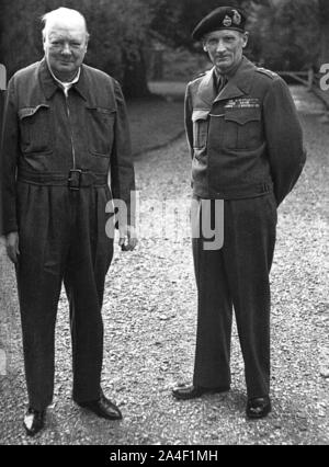 Winston Churchill trägt seinen charakteristischen Sirenenanzug, mit General Montgomery kurz vor der D-Day-Invasion in der Normandie. Mai 1944